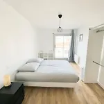 Rum i privatbostad Et Salle De Bain Privee Dans Partage Avec Toilettes Partages - - Tram B - Ref R1 *