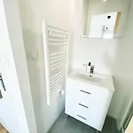 Et Salle De Bain Privee Dans Partage Avec Toilettes Partages - - Tram B - Ref R1 *