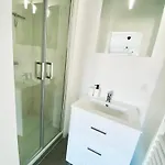 Et Salle De Bain Privee Dans Partage Avec Toilettes Partages - - Tram B - Ref R1 Rum i privatbostad
