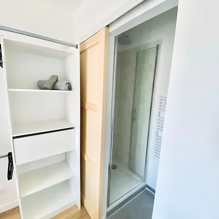 Habitación en casa particular Et Salle De Bain Privee Dans Partage Avec Toilettes Partages - - Tram B - Ref R1 *
