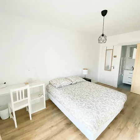 Habitación en casa particular Et Salle De Bain Privee Dans Partage Avec Toilettes Partages - - Tram B - Ref R1