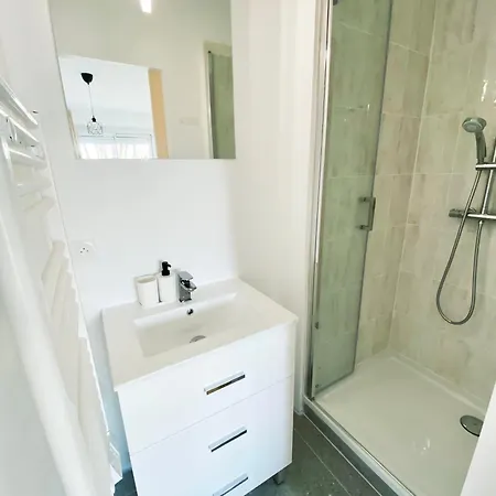 Et Salle De Bain Privee Dans Partage Avec Toilettes Partages - - Tram B - Ref R1 Talence