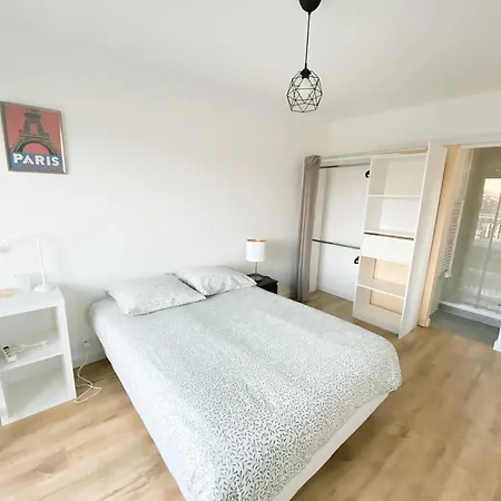 Habitación en casa particular Et Salle De Bain Privee Dans Partage Avec Toilettes Partages - - Tram B - Ref R1