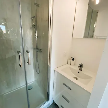 Habitación en casa particular Et Salle De Bain Privee Dans Partage Avec Toilettes Partages - - Tram B - Ref R1